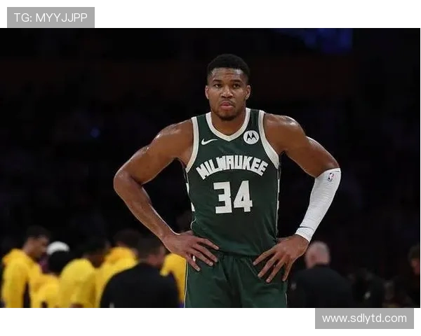 扬尼斯阿德托昆博率领球队再度崛起展现统治力与不屈冠军精神 扬尼斯阿德托昆博率领球队再度崛起展现统治力与不屈冠军精神