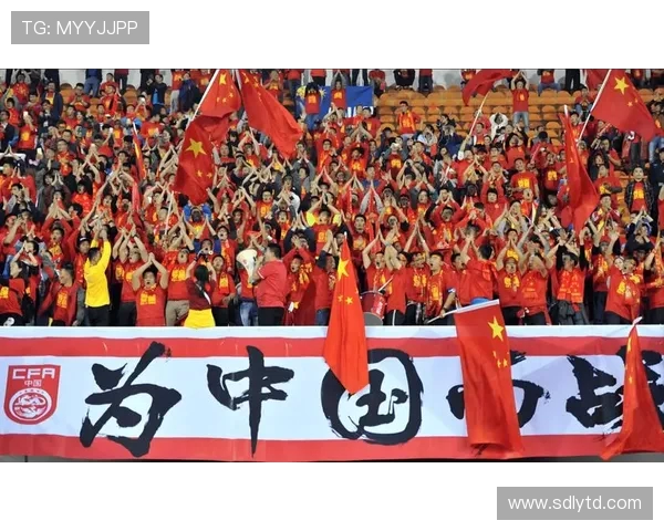 足球激情燃烧赛场，英雄角逐激烈争夺荣耀与梦想