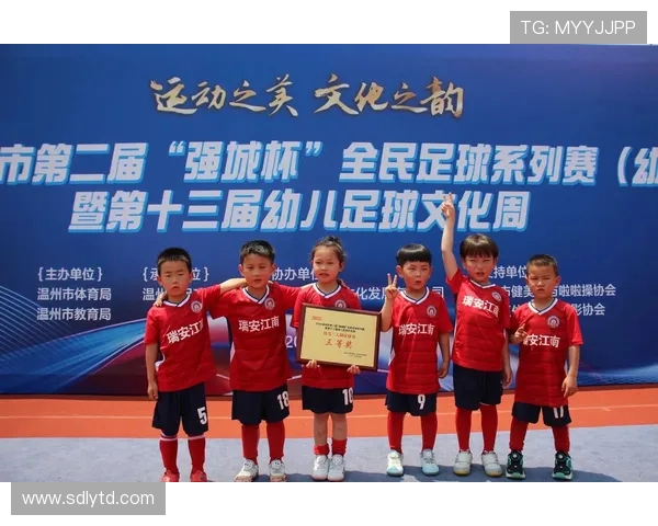 以足球为纽带探索运动精神与团队合作魅力及其在现代社会中的价值 以足球为纽带探索运动精神与团队合作魅力及其在现代社会中的价值