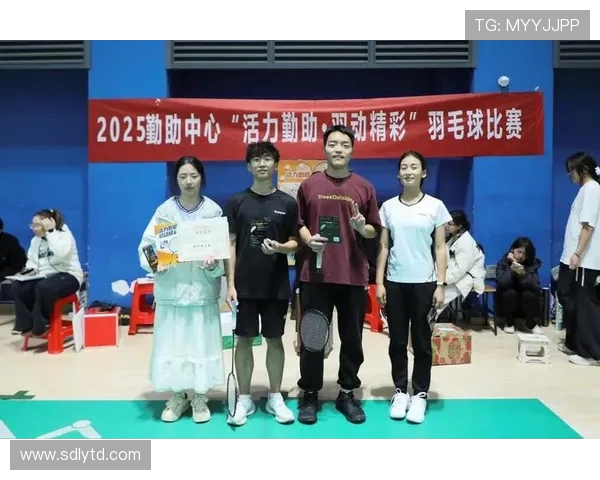 武汉羽毛球队在冠军赛中的团队协作展现出卓越实力与默契配合 武汉羽毛球队在冠军赛中的团队协作展现出卓越实力与默契配合