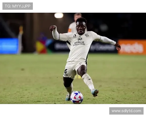 布里斯班与麦克的精彩对决揭示了足球战术的新趋势与挑战